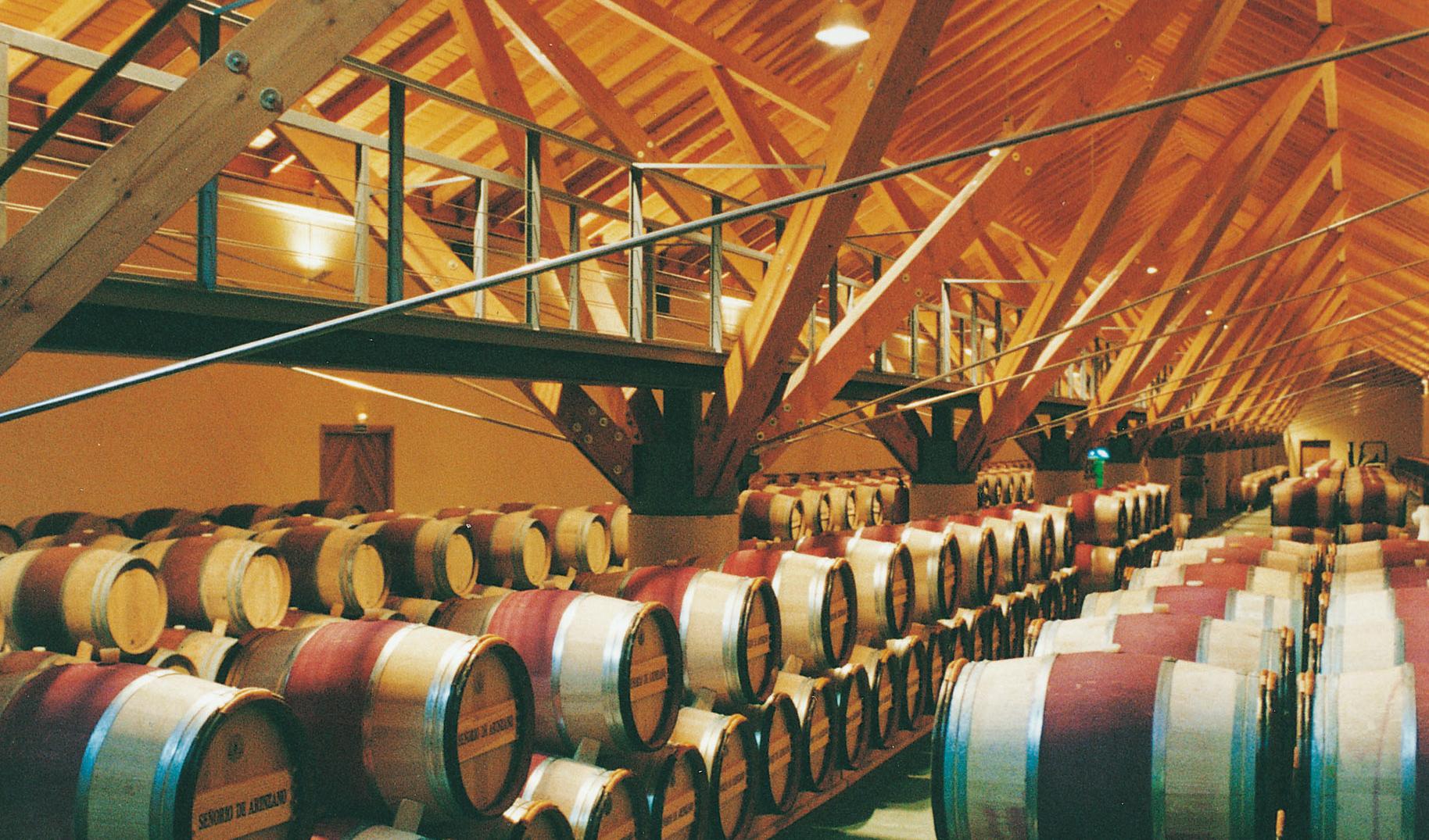 BEKA Referenz Weinkellerei in Spanien - Fässer im temperierten Weinkeller